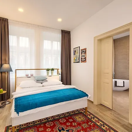 Days - Family Friendly Three-bedroom In Trendy Karlin *