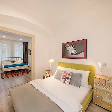 Days - Family Friendly Three-bedroom In Trendy Karlin