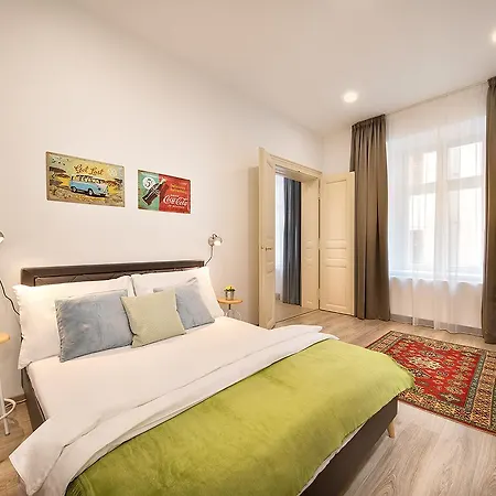 Days - Family Friendly Three-bedroom In Trendy Karlin *