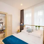 Days - Family Friendly Three-bedroom In Trendy Karlin Apartmán Praha